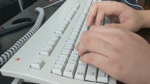 Apple Extended Keyboard II (with transplanted Amber Alps guts) смотреть онлайн