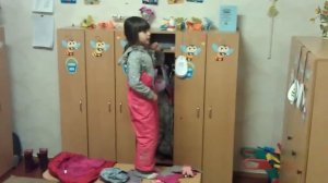 Кристина одевается в садике
