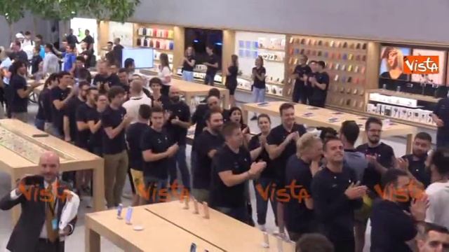 Milano, inaugurato ufficialmente l'Apple Store di Piazza Liberty смотреть онлайн