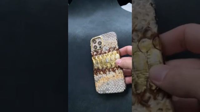 Яркий кожаный чехол из настоящего питона Mobcase 1711 для iPhone 12 Pro Max смотреть онлайн
