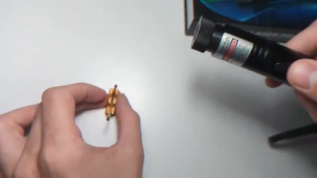 Лазерная указка Laser Pointer JD-303 зажигает спичку смотреть онлайн