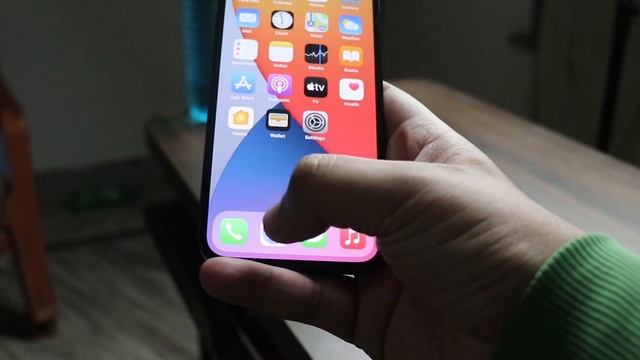 iPhone 12 mini Users Report Touchscreen Issues on Lock Screen [Hindi Overview] смотреть онлайн