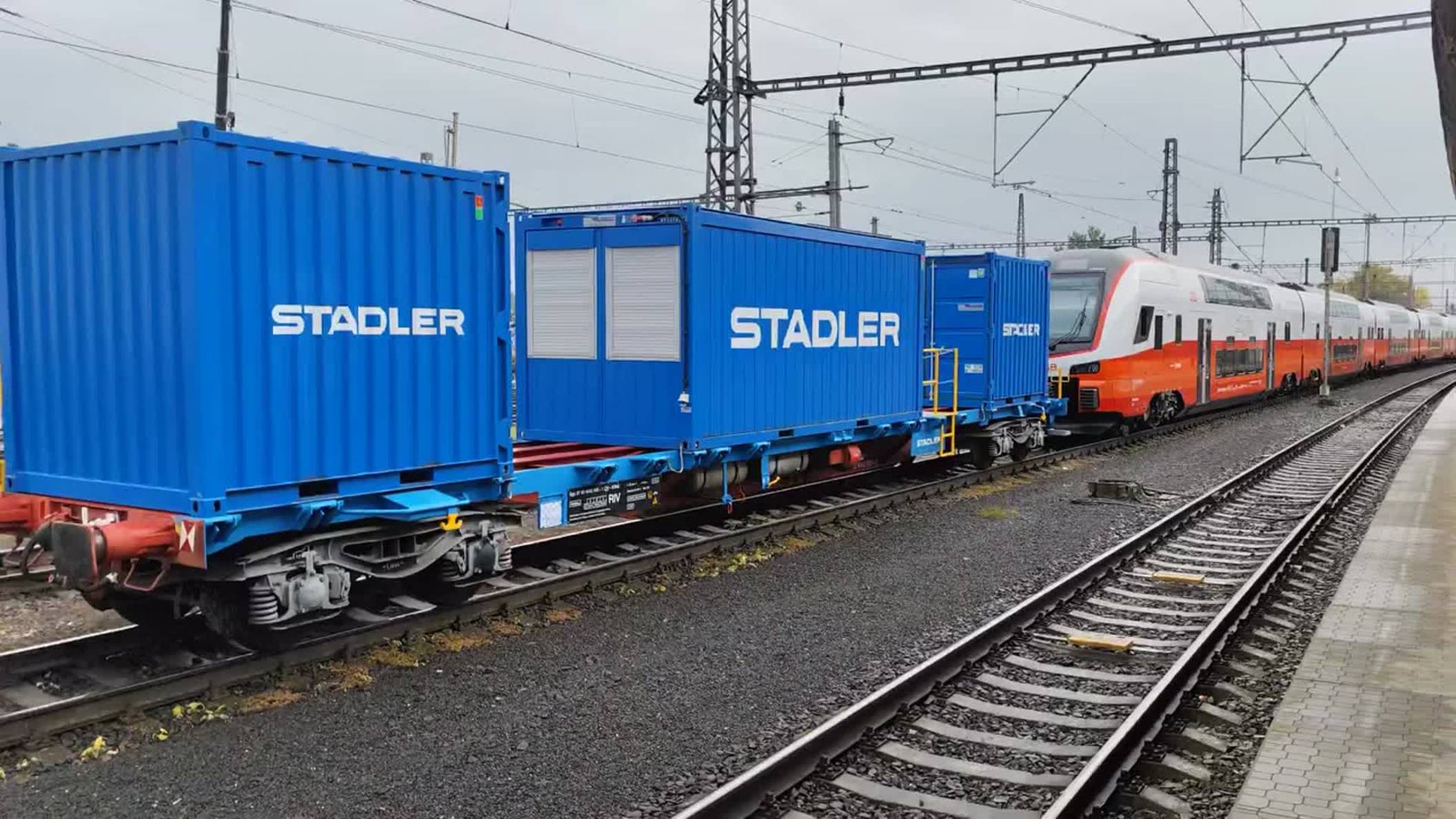 Эксклюзив! Новые, с ЗАВОДА, Поезда Штадлер везут в депо смотреть онлайн