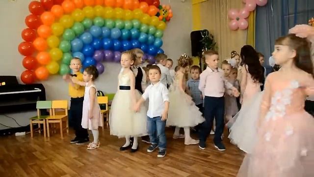 Танец выпускников  с малышами 
