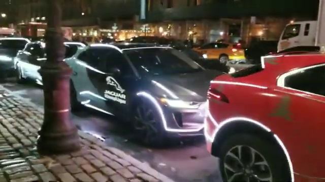 Holiday Lights Show with Jaguar I-PACE in NYC (Unwrap A Jaguar) смотреть онлайн