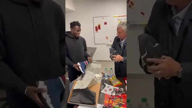 Jose Mourinho buys Felix Afena-Gyan the €800 pair of shoes he promised him. #Mourinho #AfenaGyan смотреть онлайн