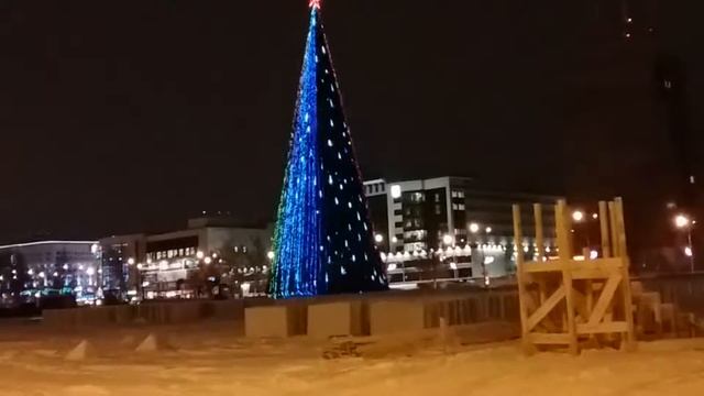 Christmas tree appearied in the center of the city.Perm.Russia смотреть онлайн