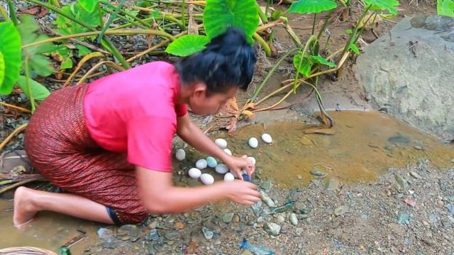 Mother with son find pick Apple meet Lobster & egg by river - cooking Lobster & egg for dog смотреть онлайн