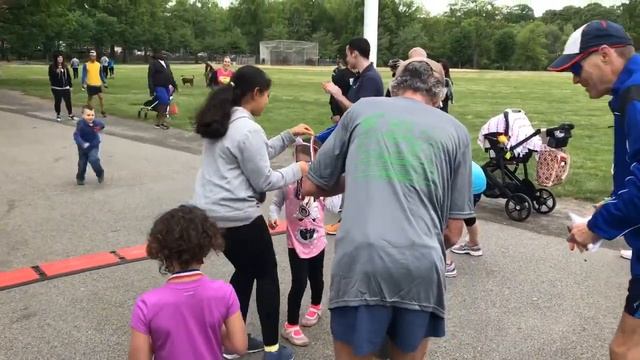 Frank Shorter hands out medals at children's race смотреть онлайн