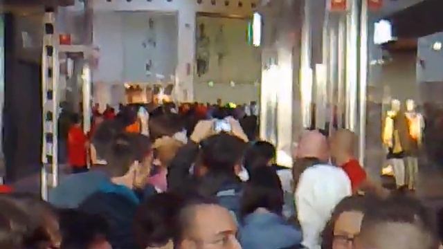 IPhone 4 coda -Apple Store, Milano, Carrugate смотреть онлайн