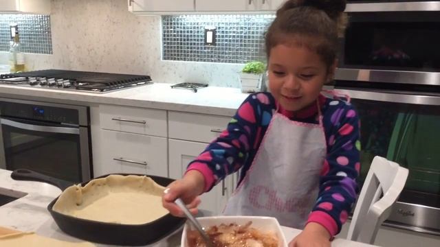Shilah Mary's "Easy Apple Pie" смотреть онлайн