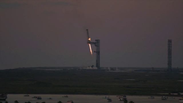 Захват бустера в 5 тестовом полете космической транспортной системы SpaceX Starship. 13 октября 2024 смотреть онлайн