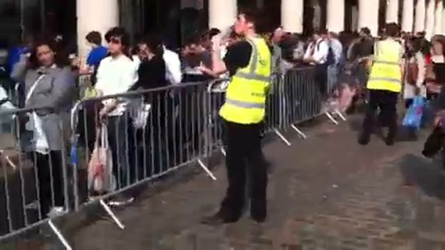 iPad 2 line - Covent Garden Apple Store London смотреть онлайн