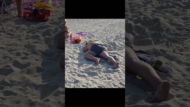 Рыбачит на пляже в Дубае