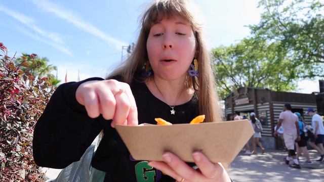 snack queen takes 12 inches (of potato) (Universal Studios Mardi Gras) смотреть онлайн