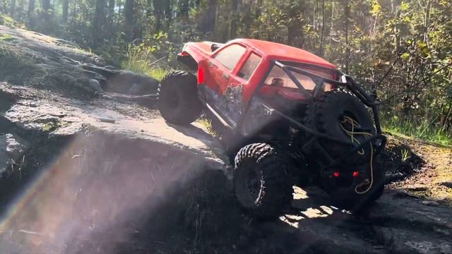R.C. Rock Crawling. Axial Scx6 Jeep and Honcho rock crawling at Little Qualicum falls. смотреть онлайн