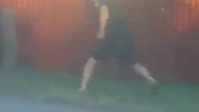 Бухой чувак лупит забор смотреть онлайн