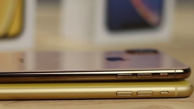 Yellow iPhone XR Unboxing & Comparison - iPhone XR VS iPhone XS смотреть онлайн
