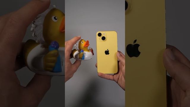 Жёлтый iPhone 14 vs банан 🍌 смотреть онлайн
