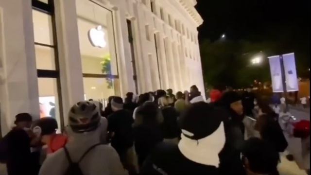 VIDEO Amatir TOKO APPLE STORE DIJARAH DI AMERIKA SERIKAT | Demo ricu смотреть онлайн