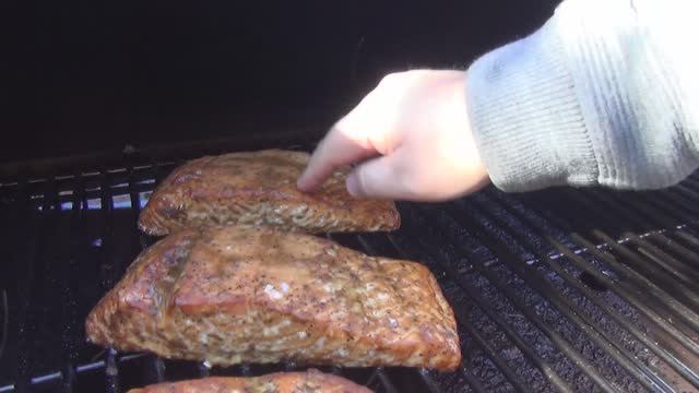 ИДЕАЛЬНЫЙ ЛОСОСЬ!) КОПТИМ В ГАЗОВОМ ГРИЛЕ PRIMELINER И СМОКЕРЕ OKLAHOMA JOE!) смотреть онлайн