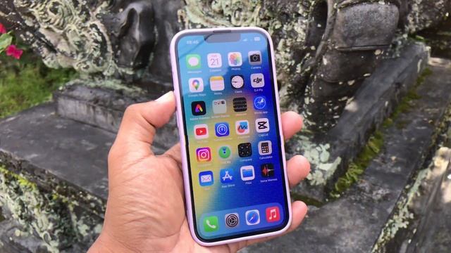 iPhone 14 6.1inch Blue Color Hands On Video (4K) смотреть онлайн