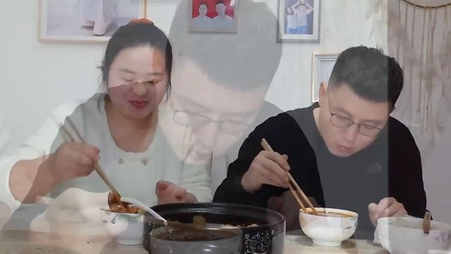 冬天和砂锅更配，丹丹做一锅砂锅麻食，亮亮好吃到停不下来【胖手手丹丹】 смотреть онлайн