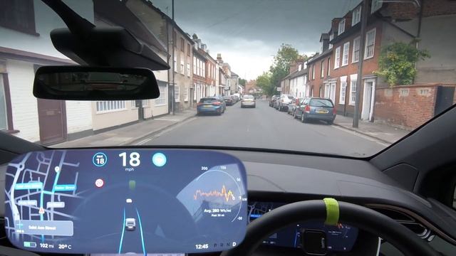 Incredible 'No Lines' Wide Road Navigation - Tesla Autopilot in a UK City #10 Salisbury смотреть онлайн