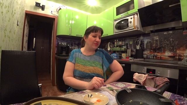 VLOG мукбанг на ужин пирожок)) Магазин делает скидки! Сидим, болтаем)) смотреть онлайн