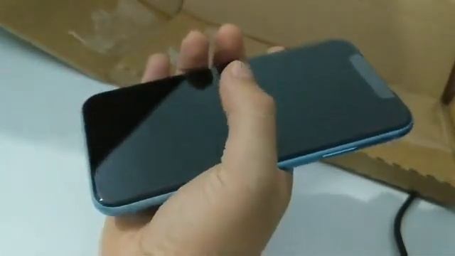 iPhone XR unbox too big for my hands? смотреть онлайн