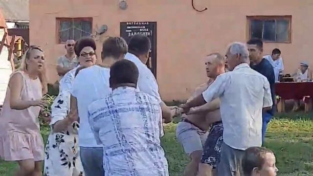 Перетягивание каната в неравных весовых котегориях... смотреть онлайн
