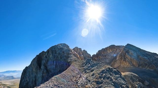 День в горах полеты на коптере FPV хобби в рюкзаке. смотреть онлайн