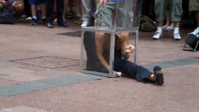 Woman in small box Sydney Performance смотреть онлайн