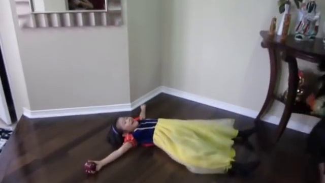 Snow White eating the apple FAIL смотреть онлайн