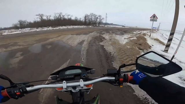 Школьник катается по центру города на эндурике/ покатушка на мотоцикле смотреть онлайн