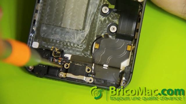 Changement connecteur Lightning iPhone 5 - Tuto vidéo BricoMac смотреть онлайн