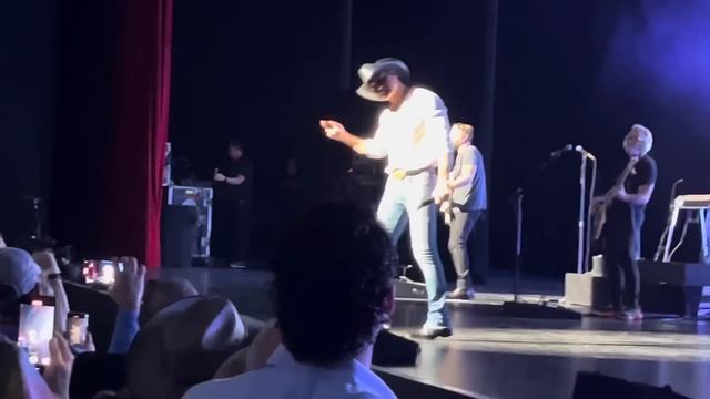 Tim McGraw’s emotional tribute to Toby Keith смотреть онлайн
