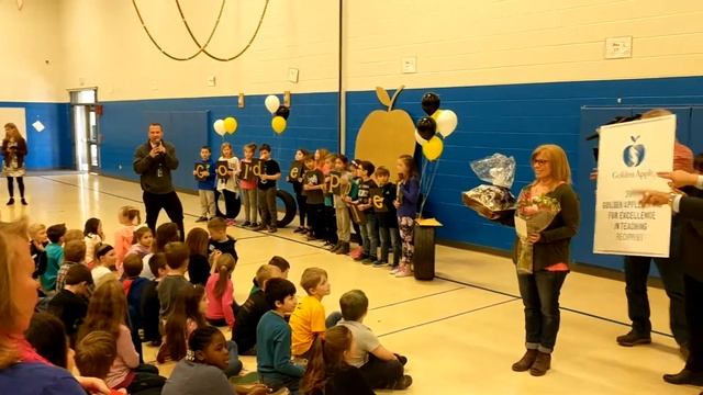 Jeri Faber surprised with 2018 Golden Apple Award at Ringwood School Primary Center in Ringwood смотреть онлайн