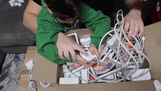 FOUND IPHONE 13 PRO MAX!! APPLE STORE DUMPSTER DIVING JACKPOT!! OMG!! BLUE IPHONE 13 PRO MAX смотреть онлайн