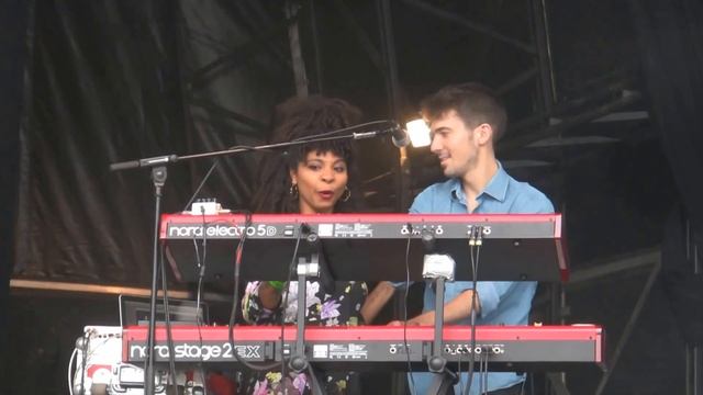 Hollie Cook performs Postman live at Beautiful Days festival 2016 смотреть онлайн