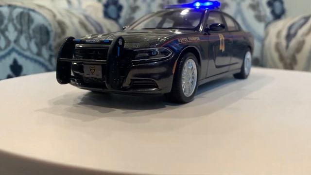 Welly 1/27 Mississippi Highway Patrol Dodge Charger смотреть онлайн