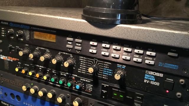 Outboard Effects - a Look at Some Old Kit! смотреть онлайн