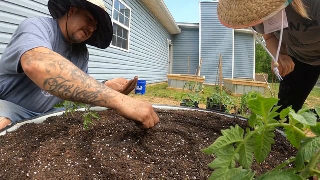 Hugelkultur is a perfect way to fill your raised garden bed смотреть онлайн