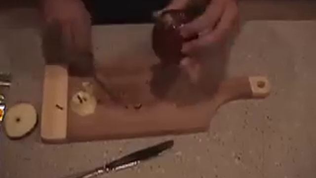 Carving an apple into a Hookah bowl смотреть онлайн