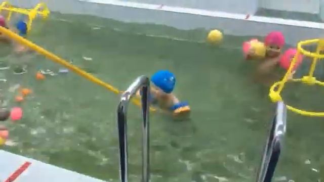 Федя в бассейне