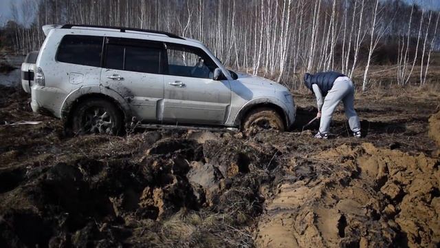 БУКСИРУЕМ ТРАКТОР на оффроуде. Lexus LX 470, Pajero, УАЗ Фермер смотреть онлайн