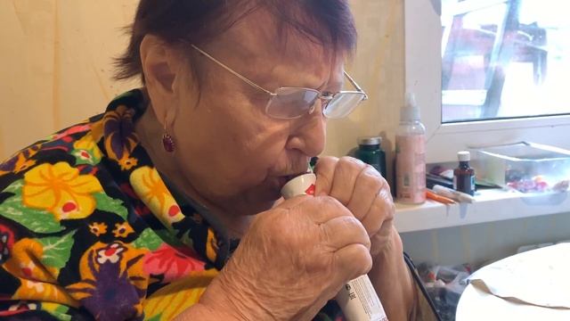 👵 Бабушка пробует космическое питание 🥘 , для космонавтов 👨🏼🚀 смотреть онлайн