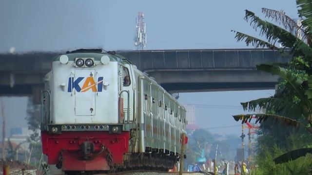 REL KERETA DI BAWAH DAN JALAN TOL DI ATAS ! MOMENT LALU LINTAS ATAS BAWAH RAMAI ! смотреть онлайн