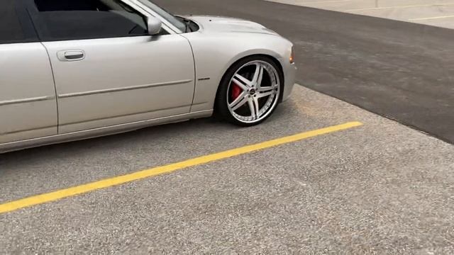 DODGE CHARGER SRT8 ON 24 INCH VELLANO’S смотреть онлайн