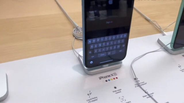 Shopping at the Apple Store, Chinook mall Calgary, Alberta. смотреть онлайн